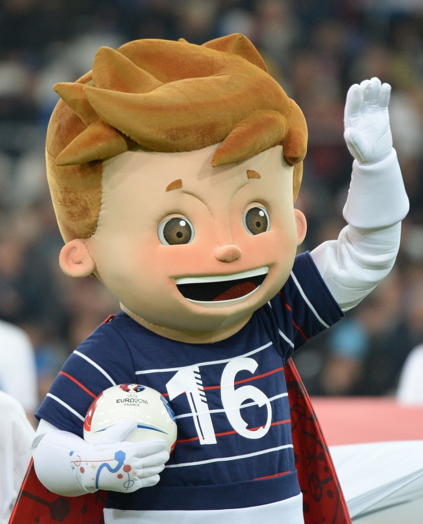 La mascotte de l'Euro 2016 sur la pelouse de France - Suède #FRASUE