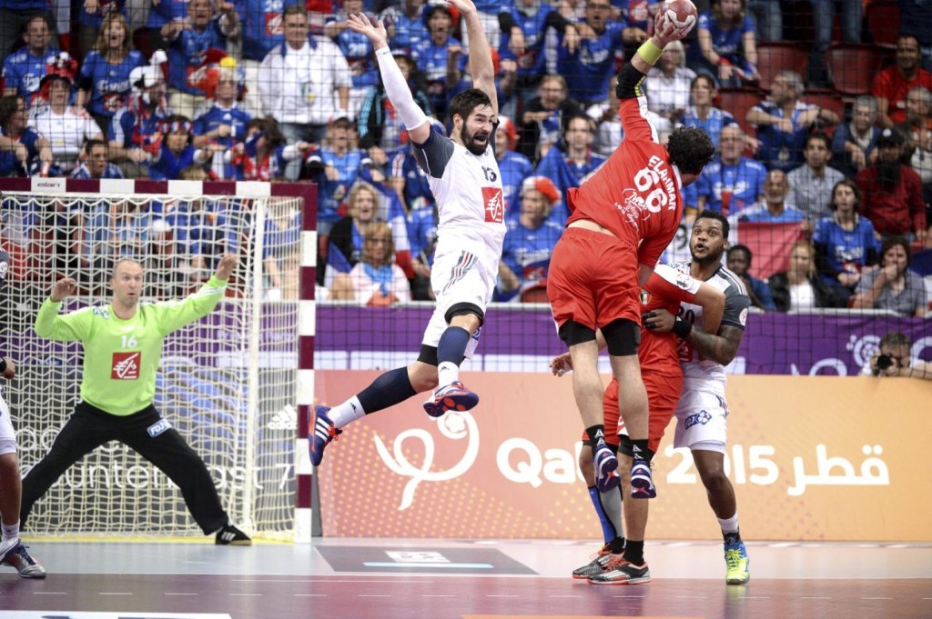 Omeyer et Nikola Karabatic lors du match contre l'Argentine en phase de couple de la coupe du monde de handball au Qatar.