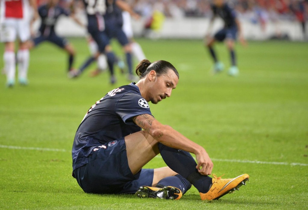 Zlatan Ibrahimovic blessé au talon lors du début de saison de ligue 1. Ecarté pour un mois. Retour difficile.