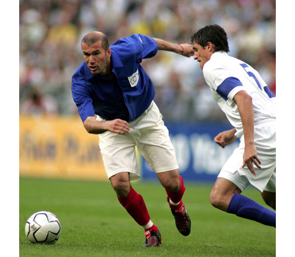 Pour France - Brésil 2004 et les 100 ans de la FIFA, les joueurs jouent avec les maillots de 1904